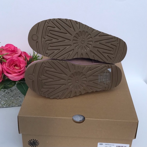 UGG Mini Continuity Bow Boots - Picture 7 of 8